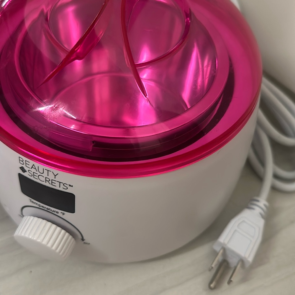 BRAND NEW, Beauty Secrets Wax Holder.
Never used.